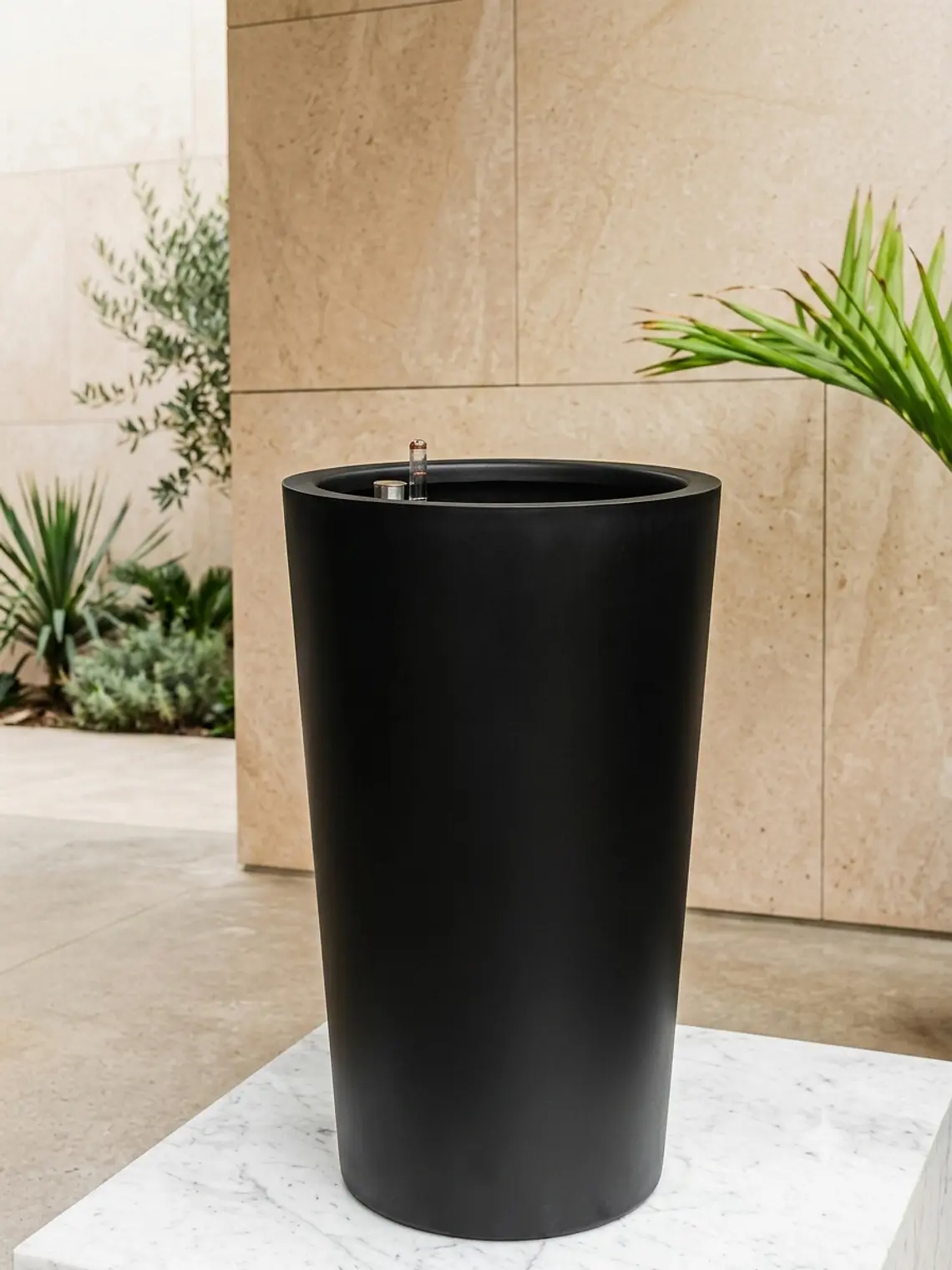 Macetero Autorregante Negro Cono XXL (71x45) 1