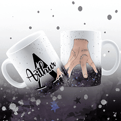 Arte para Caneca Alfabeto Mãozinha Wandinha Jenna Ortega em Jpg