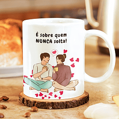 Artes Caneca Não é sobre quem te dá a mão, é sobre quem nunca Solta em Png 