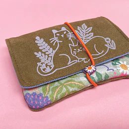 Billetera Gatos entre plantas 02