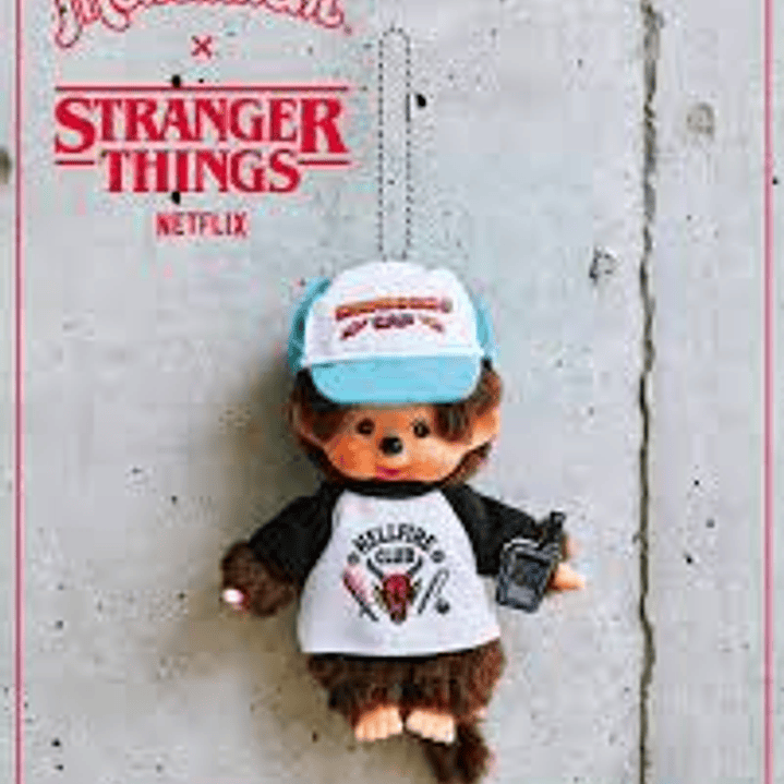 Monchhichi x Stranger Things Dustin Hellfire Club Keychain | Peluche Llavero Oficial [PRE ORDEN] 3
