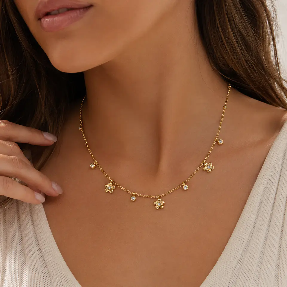 Collar dorado con flores y brillos modelo Rosie 3