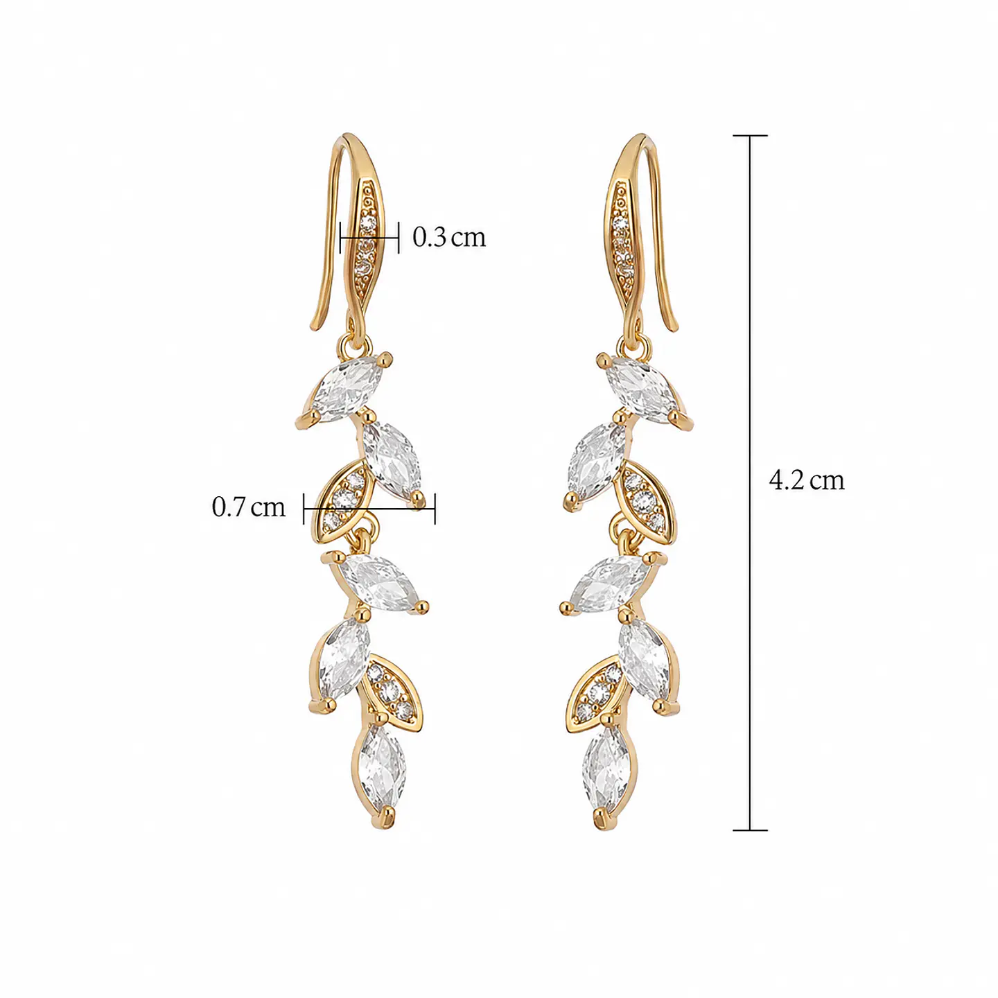 Aros dorados largos tipo espiga livianos y brillantes para fiesta modelo Anya 2