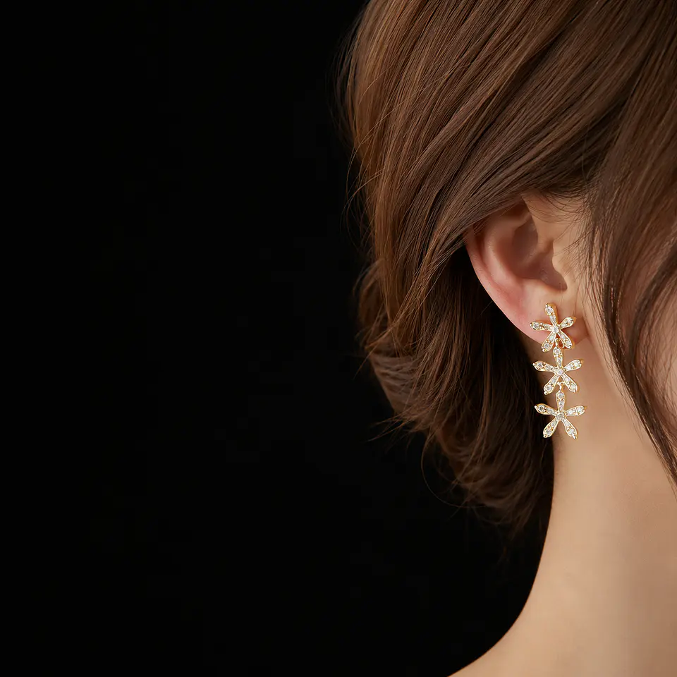 Aros flor dorados con cristales brillantes modelo Valeria 2