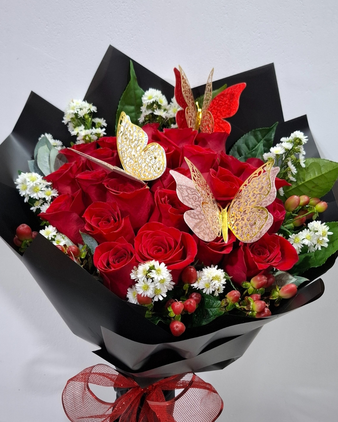 RAMO CARMESÍ ROSAS ROJAS CON MARIPOSAS | PRS-974 2
