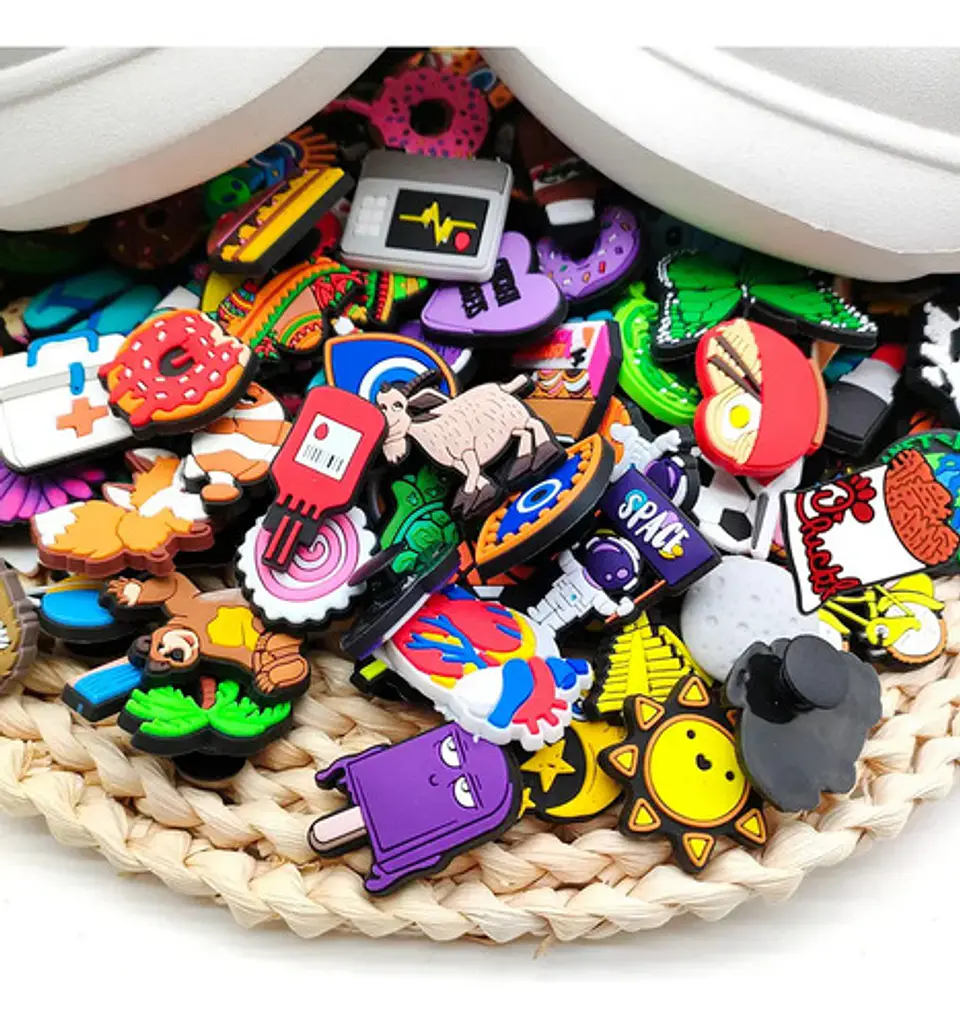Pack 25 Charms Aleatorios Sorpresa Compatible Con Crocs Goma 6