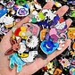 Pack 100 Pins Aleatorios Sorpresa Broche Pin Metal Esmaltado - Miniatura 2