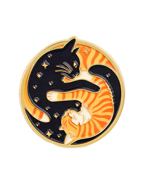Pin metálico gatito negro naranja ying yang 