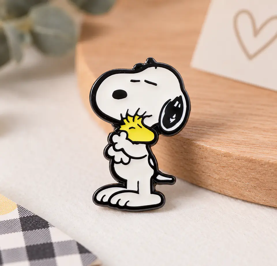 Pin Esmaltado Metálico Snoopy y Woodstock abrazados 2