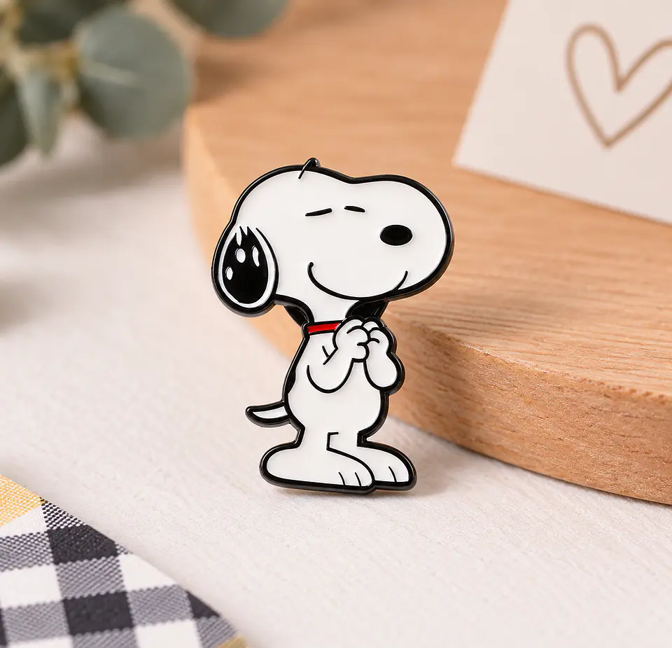 Pin esmaltado de Snoopy juntando sus manos  2