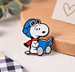 Pin Esmaltado Snoopy sombrero aviador leyendo Glamly - Miniatura 2