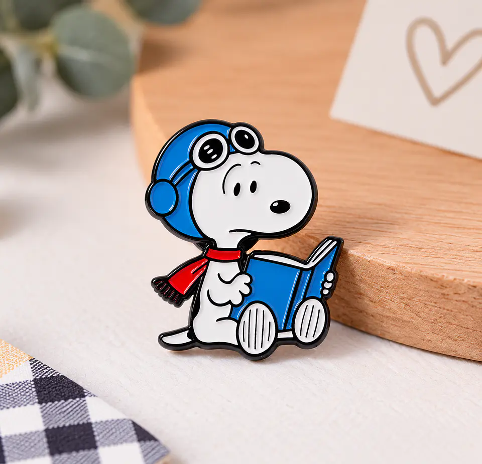 Pin Esmaltado Snoopy sombrero aviador leyendo Glamly 2