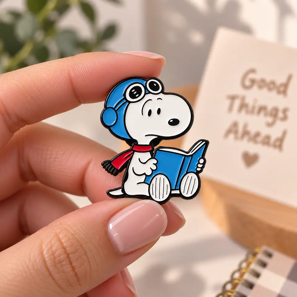 Pin Esmaltado Snoopy sombrero aviador leyendo Glamly 3