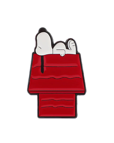 Pin esmaltado de Snoopy acostado en su casita 
