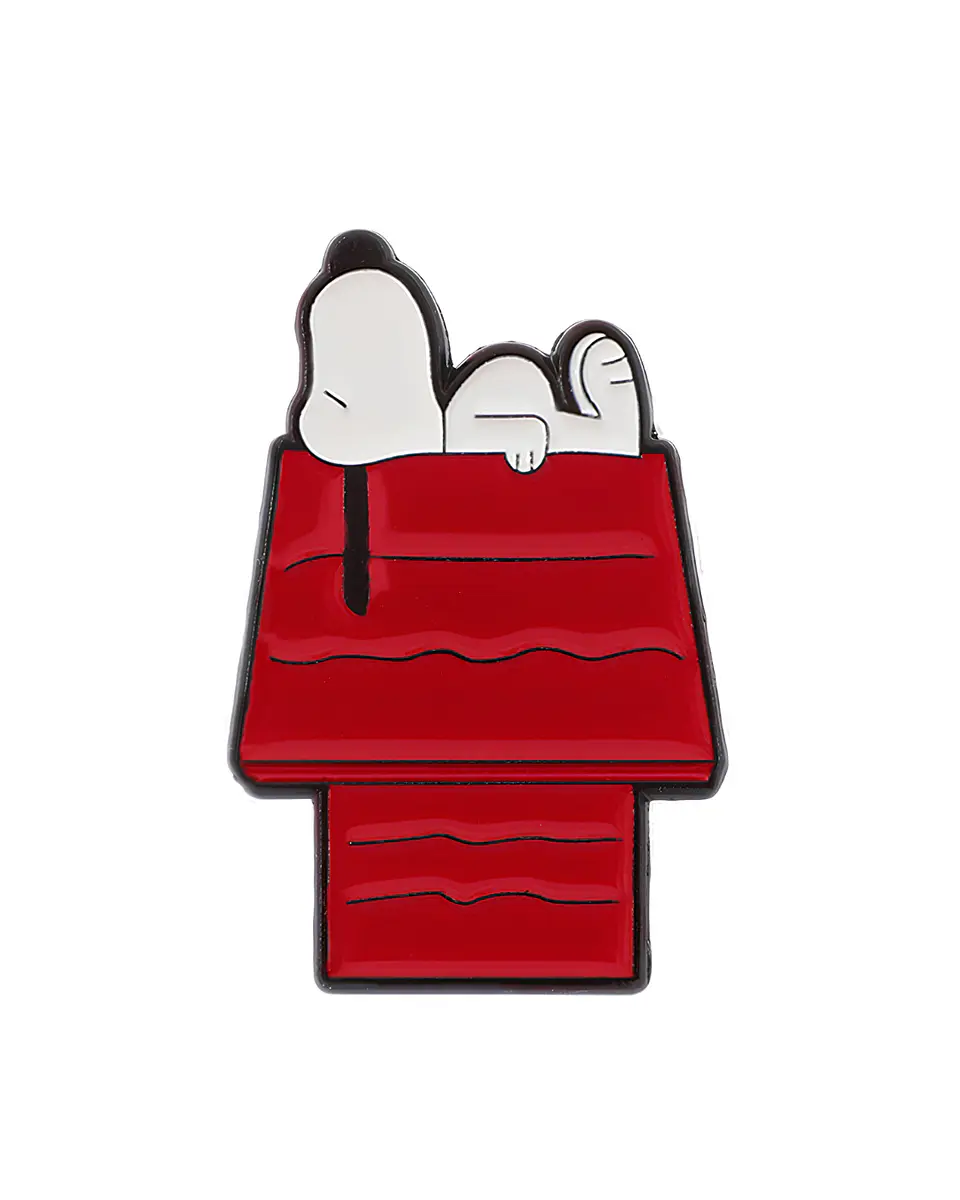 Pin esmaltado de Snoopy acostado en su casita  1