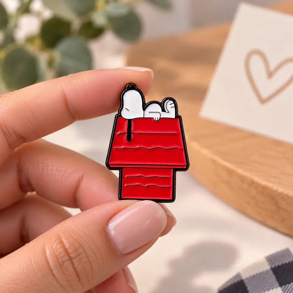 Pin esmaltado de Snoopy acostado en su casita  2