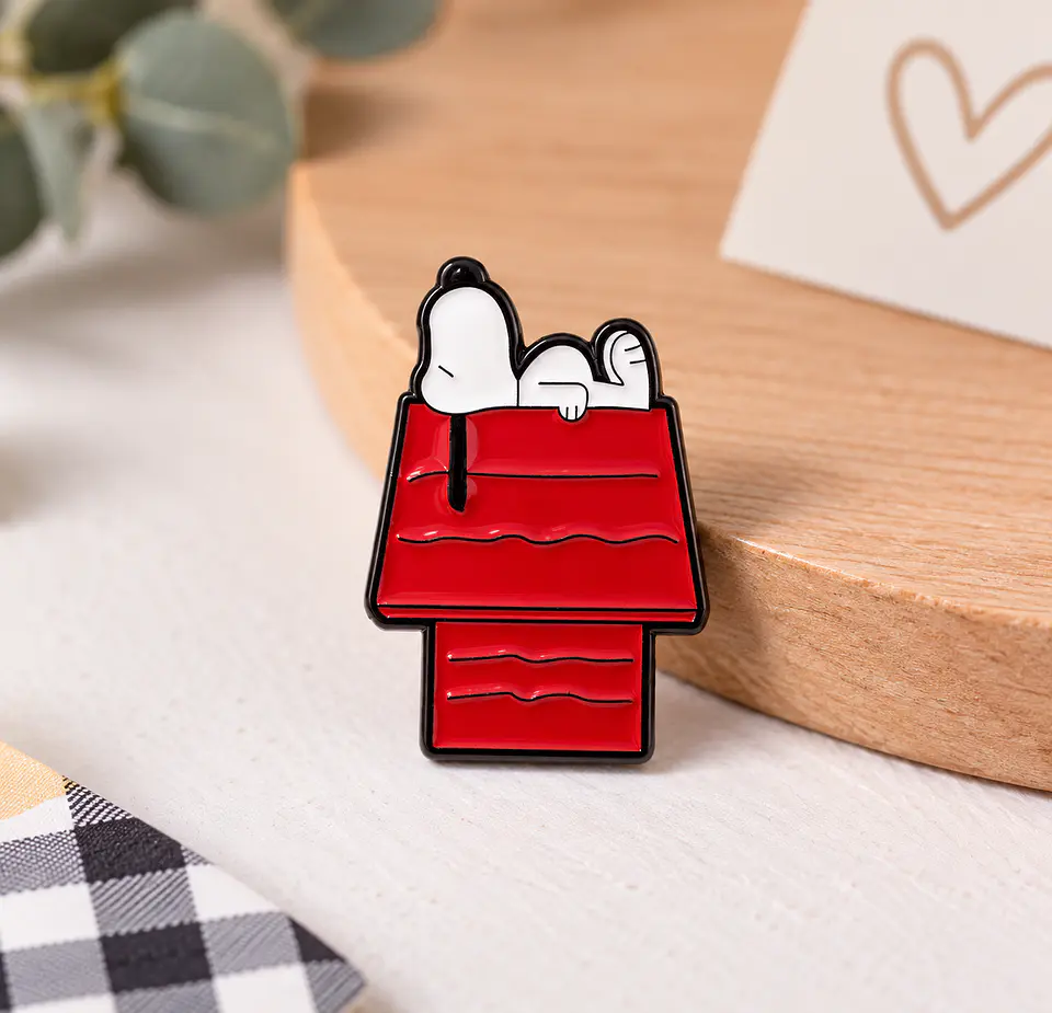 Pin esmaltado de Snoopy acostado en su casita  3