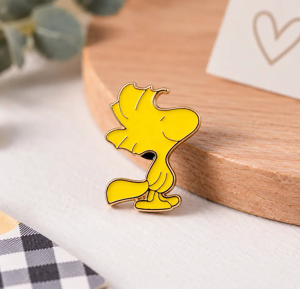 Pin esmaltado de Woodstock de perfil borde dorado 2