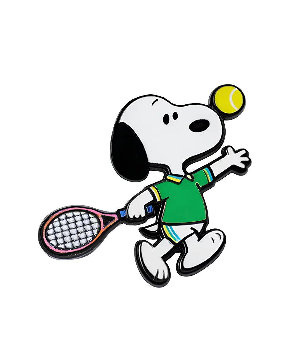 Pin esmaltado de Snoopy jugando tenis  1