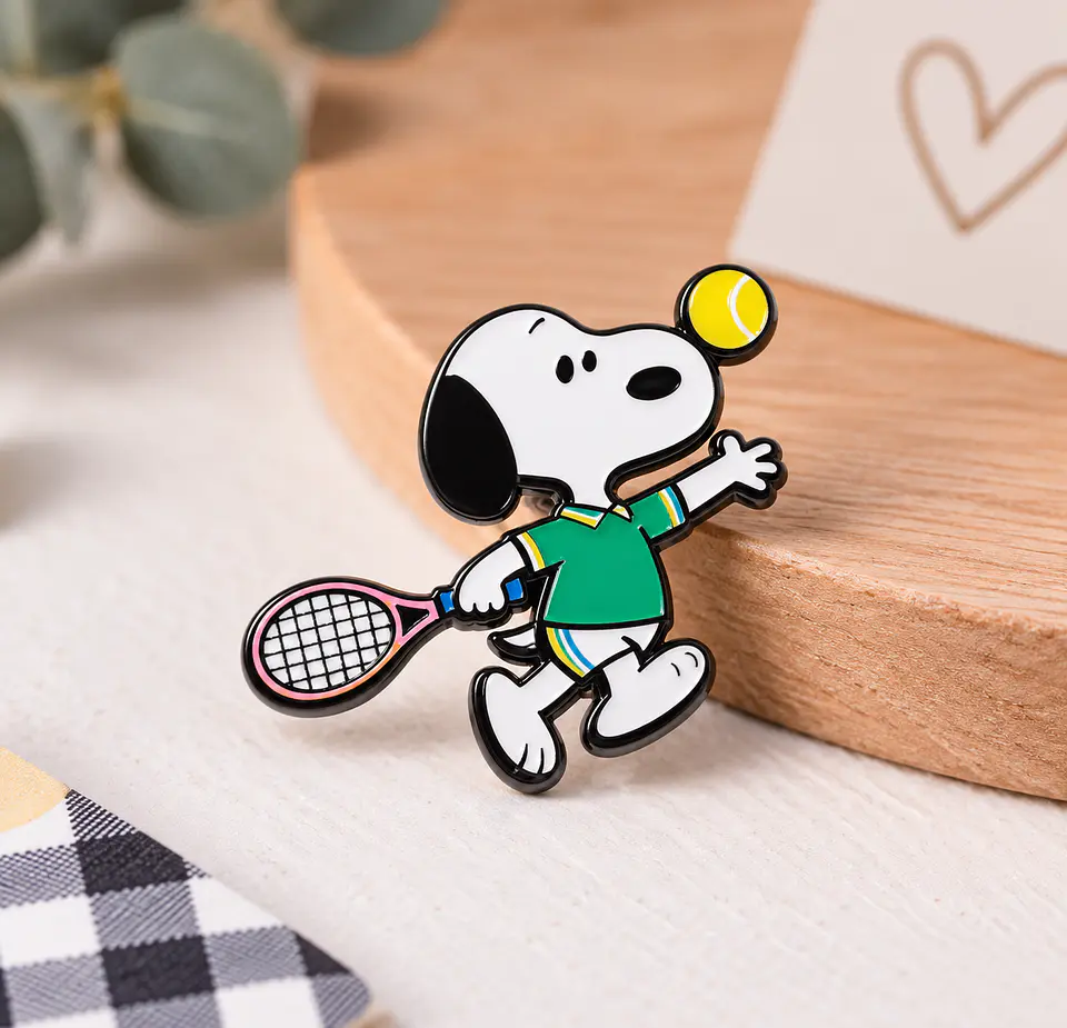 Pin esmaltado de Snoopy jugando tenis  3