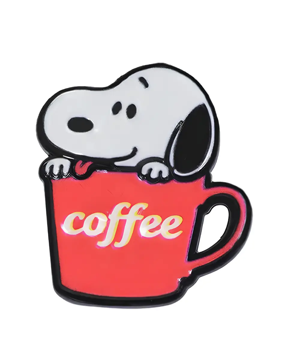 Pin esmaltado de Snoopy en taza de café roja sacando lengua 1