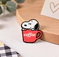 Pin esmaltado de Snoopy en taza de café roja sacando lengua - Miniatura 3