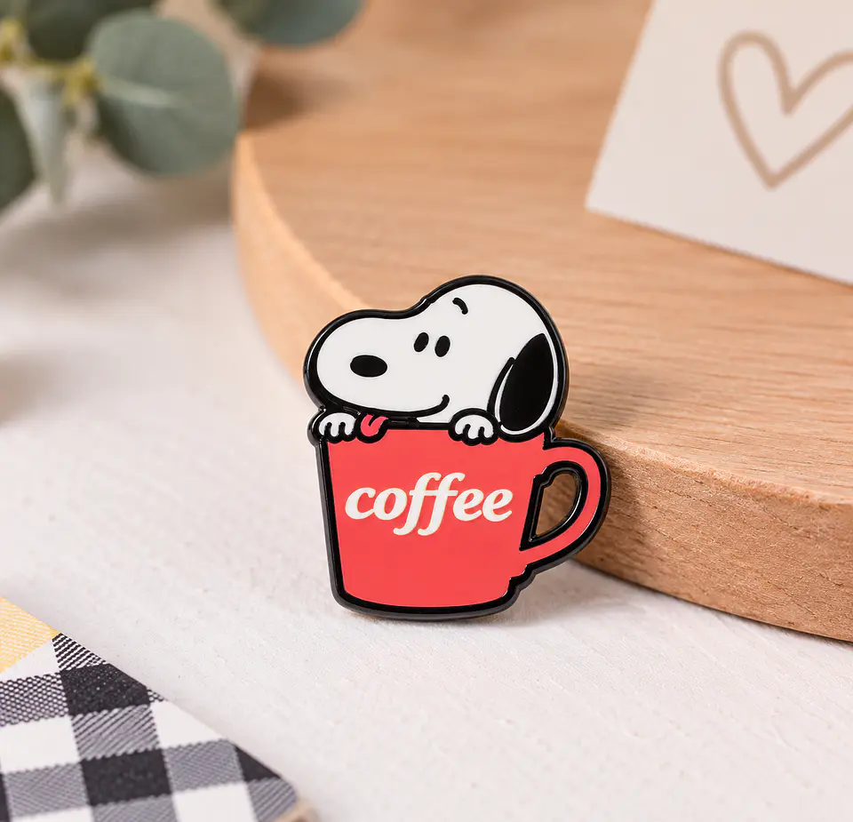 Pin esmaltado de Snoopy en taza de café roja sacando lengua 3
