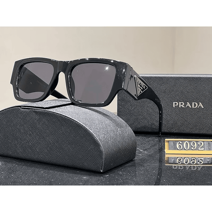 Gafas pr da grandes cuadradas logo triangular negras  1