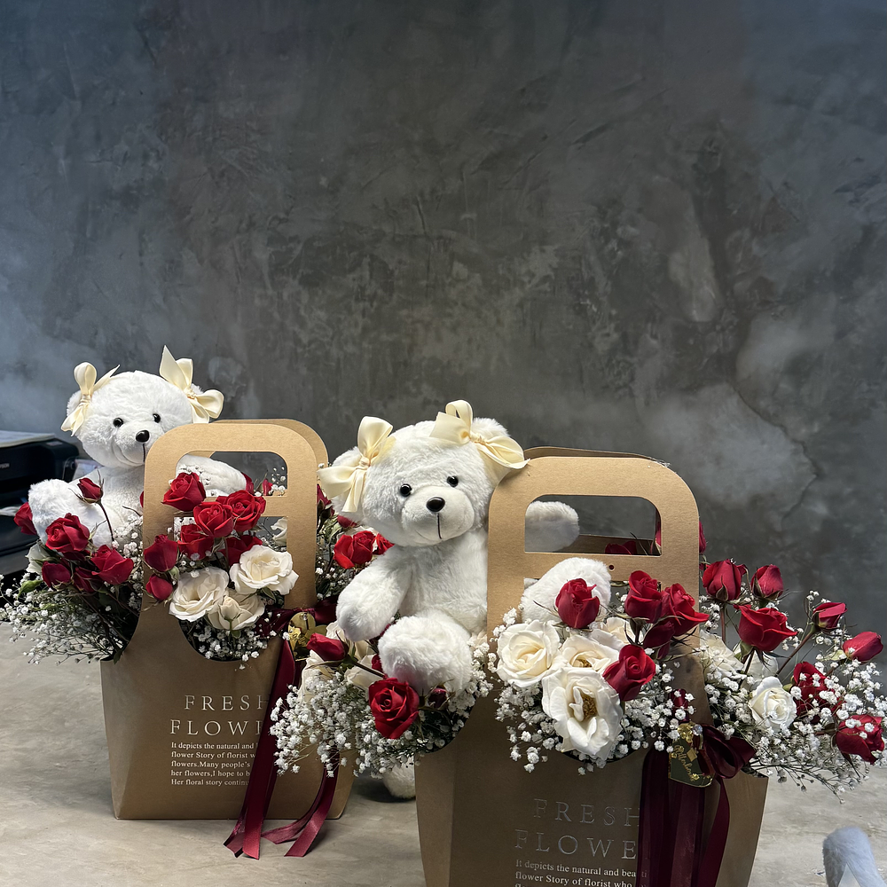 Cesta de mini rosas con peluche 