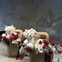 Cesta de mini rosas con peluche 