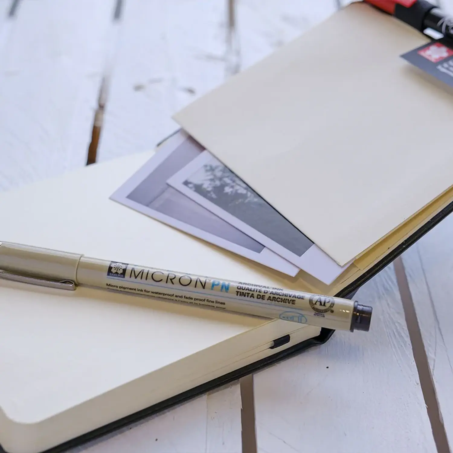 Sakura - Sketchbook Papel Crema 9X14 Cm - 140G - 80HJ + Pigma PN – 2