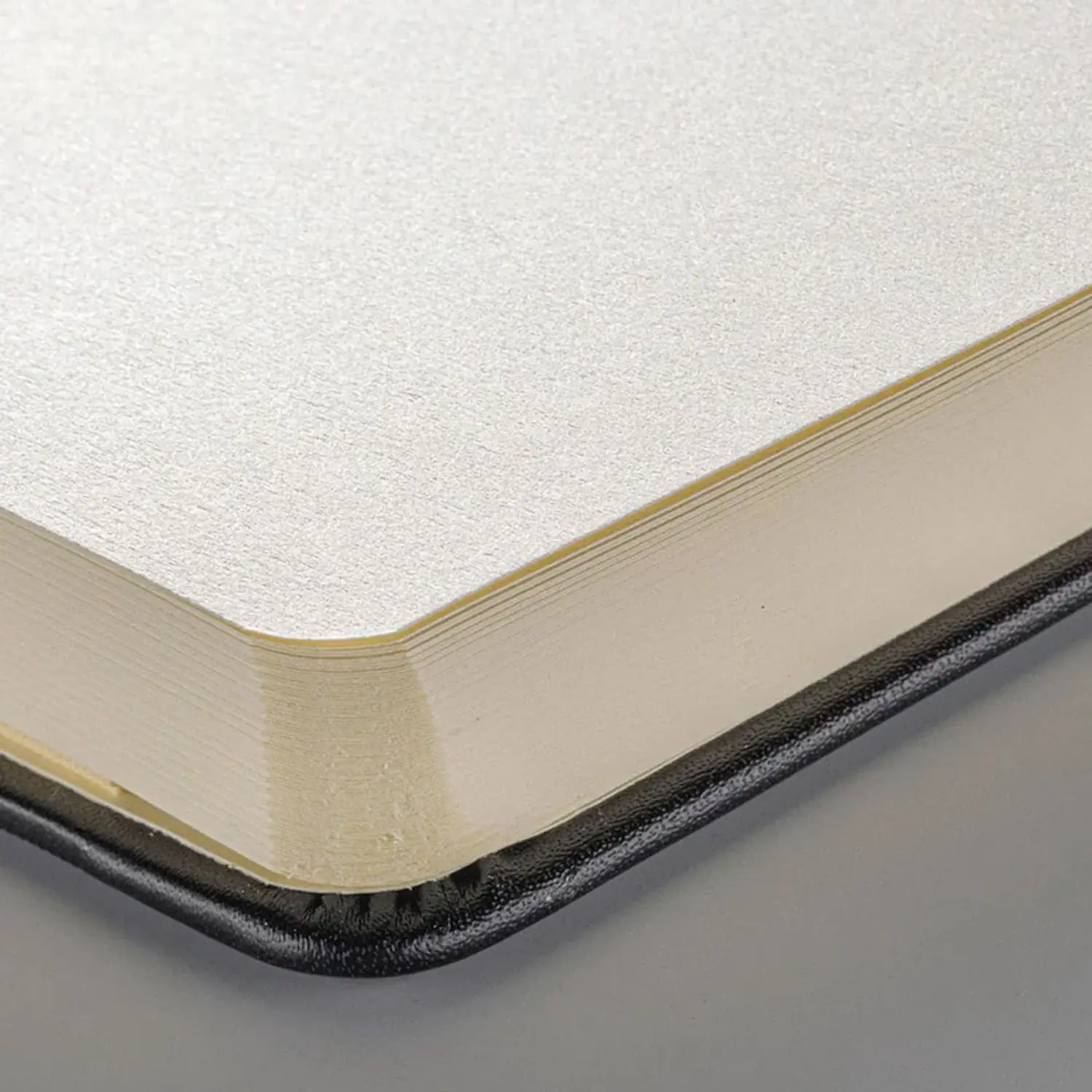 Sakura - Sketchbook Papel Crema 9X14 Cm - 140G - 80HJ + Pigma PN – 3