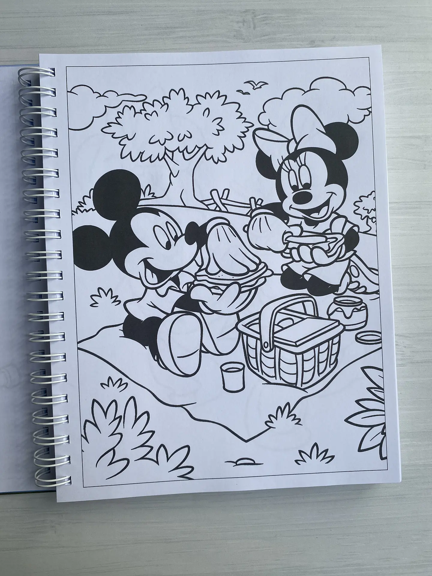 Libro para colorear “Mickey y sus amigos” 4