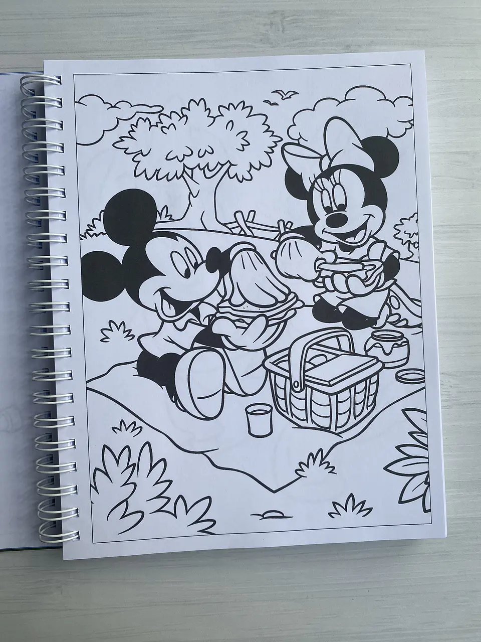 Libro para colorear “Mickey y sus amigos” 4