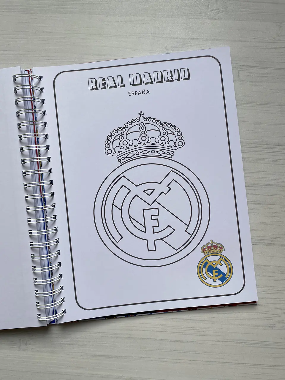 Libro para colorear “Escudos del futbol Mundial” 12