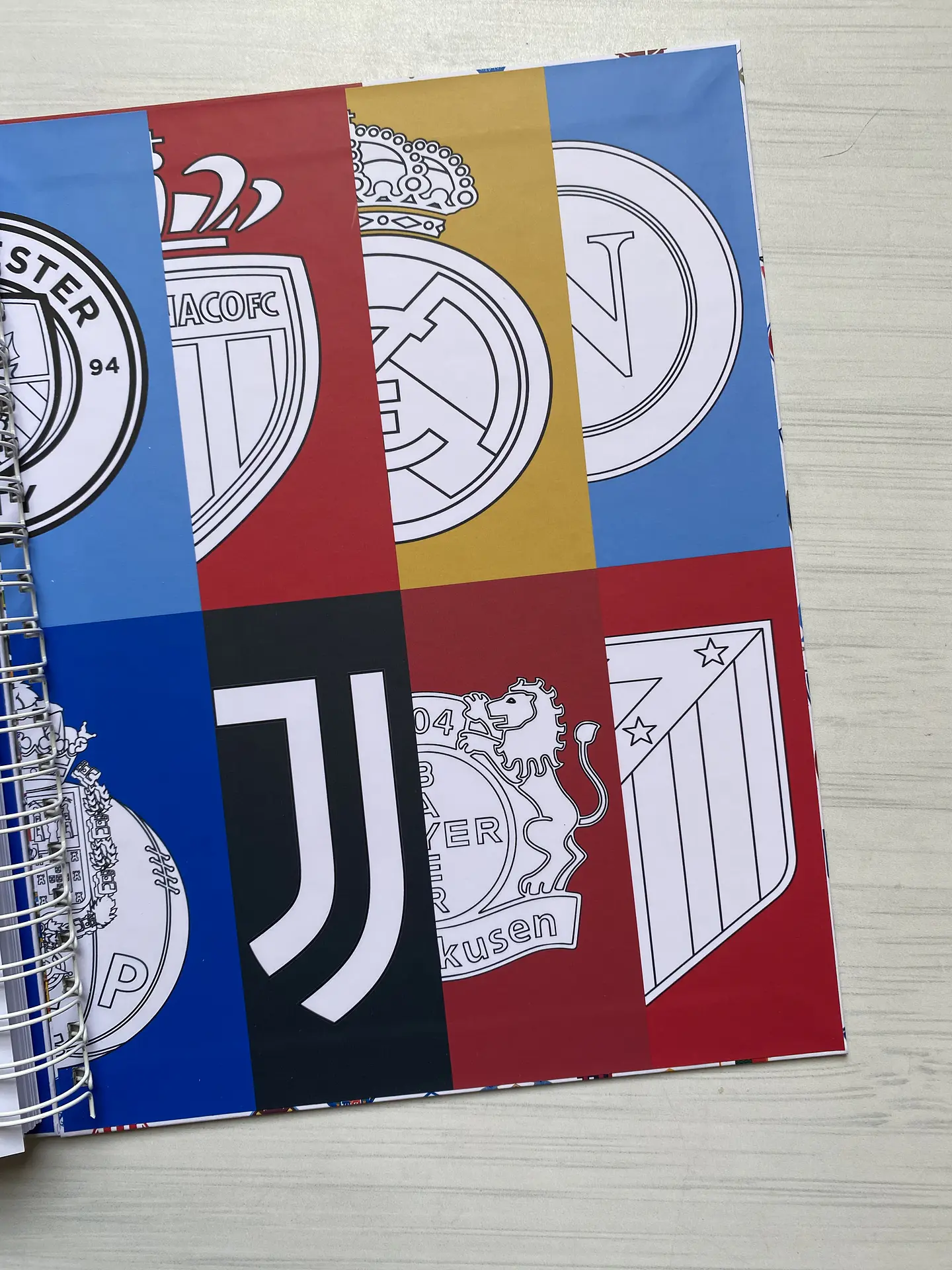 Libro para colorear “Escudos del futbol Mundial” 23