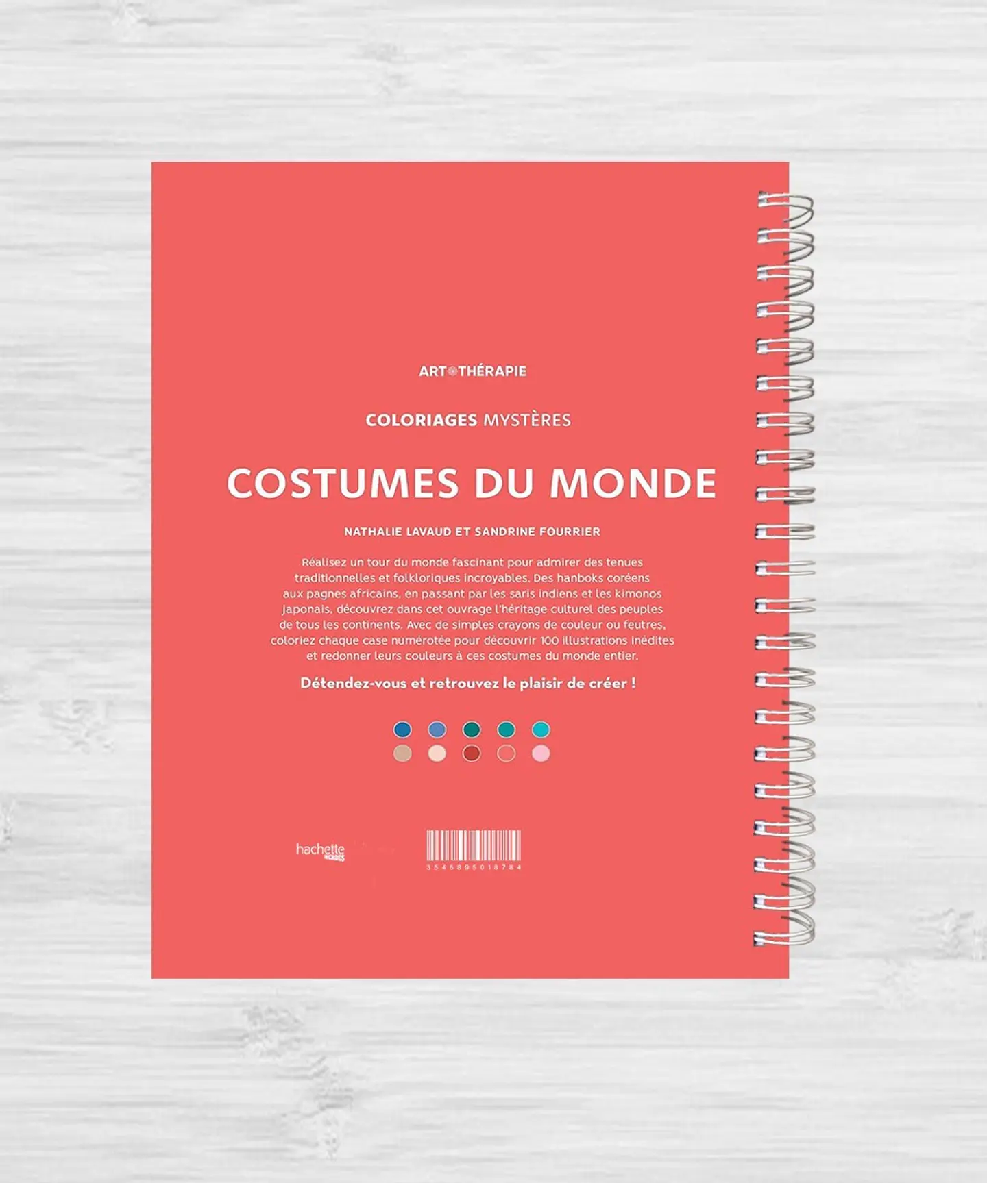 Libro para colorear “Costumes du monde”- Trajes del Mundo 9