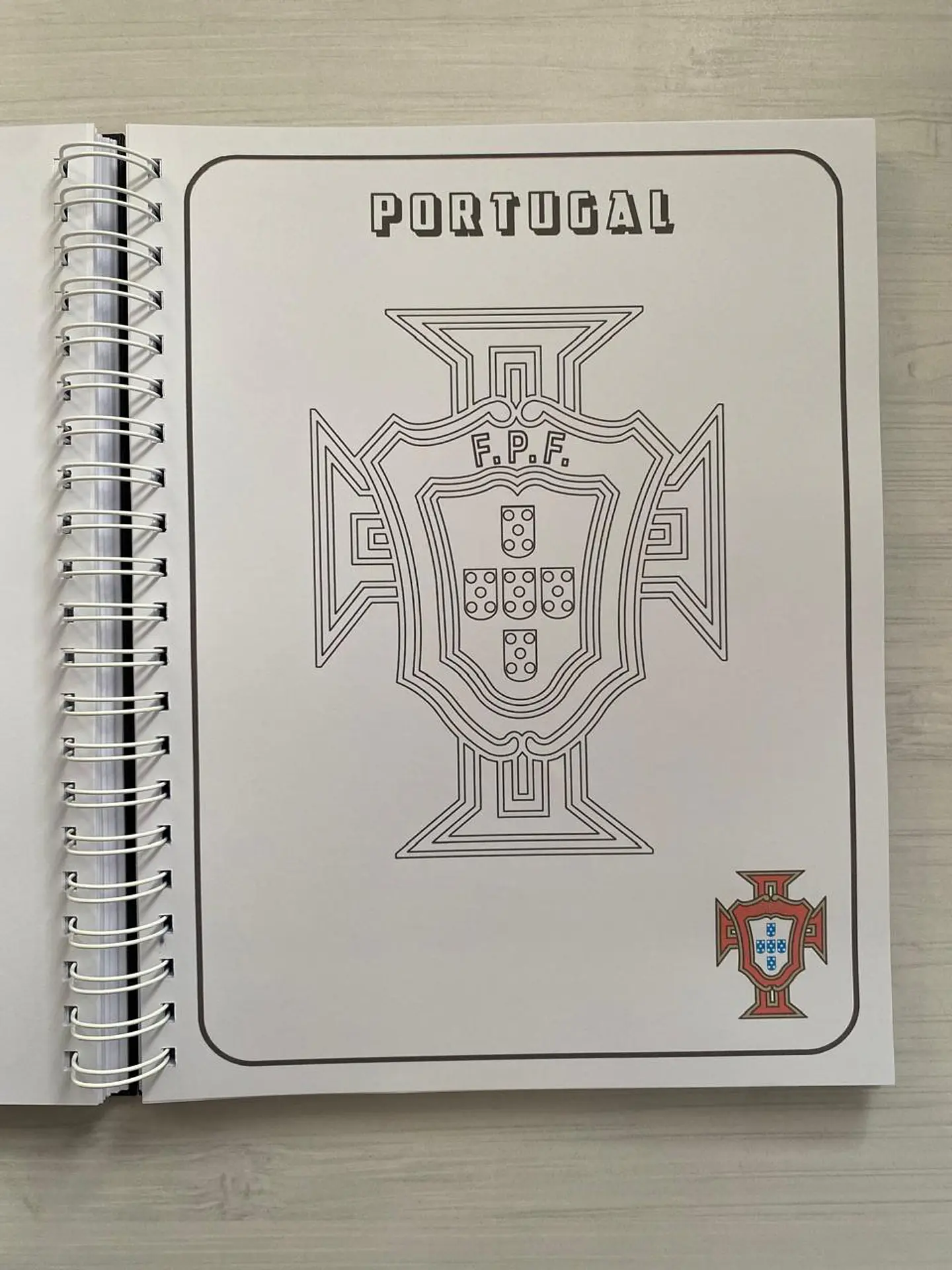 Libro para colorear “Escudos de los equipos de la copa mundial de la FIFA” 9