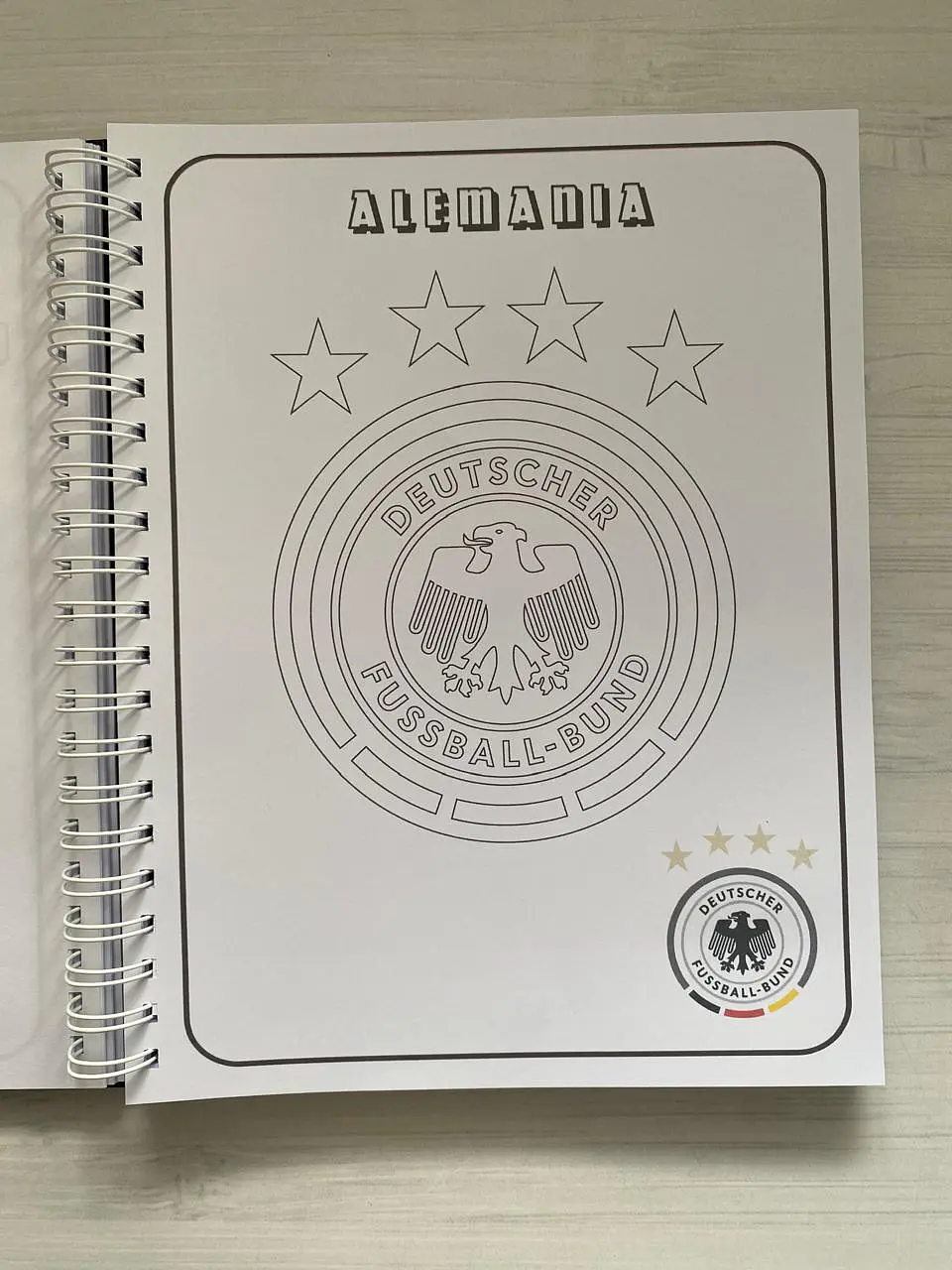 Libro para colorear “Escudos de los equipos de la copa mundial de la FIFA” 15