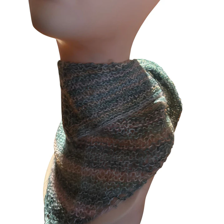 CUELLO TRIANGULAR DE LANA Y SEDA HECHO A MANO DISEÑO EXCLUSIVO 3