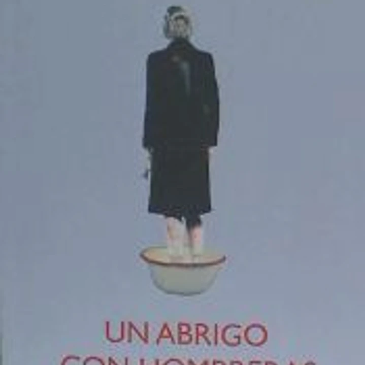 Un abrigo con hombreras 1