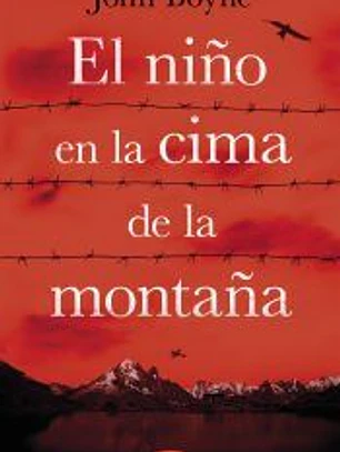 El niño en la cima de la montaña