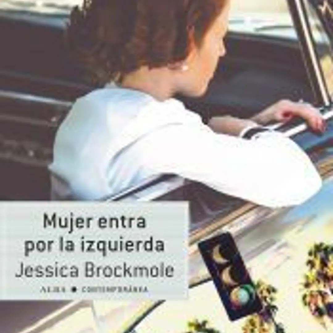 Mujer entra por la izquierda 1