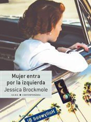 Mujer entra por la izquierda