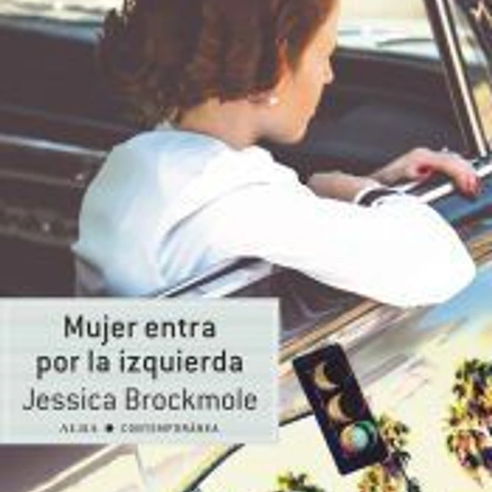 Mujer entra por la izquierda 1