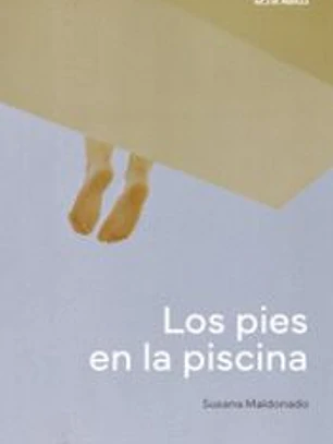 Los pies en la piscina