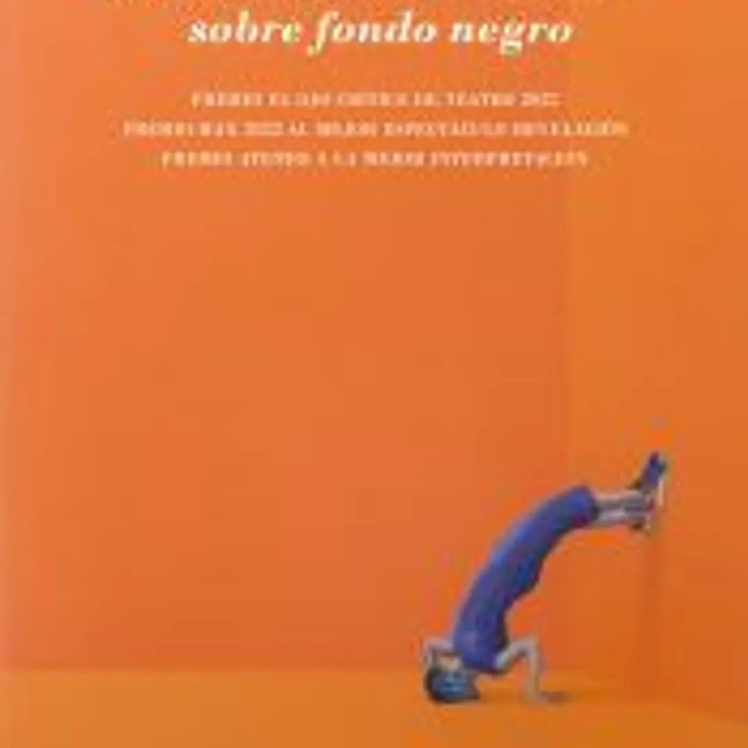 Mujer en cinta de correr sobre fondo negro 1