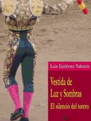 Vestida de luz y sombras