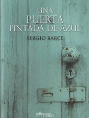 UNA PUERTA PINTADA DE AZUL