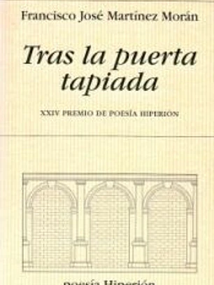 Tras la puerta tapiada